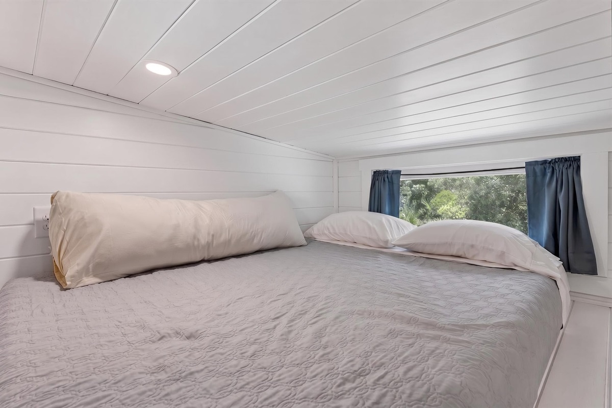 Casa Caliente, Loft 1 — queen bed.