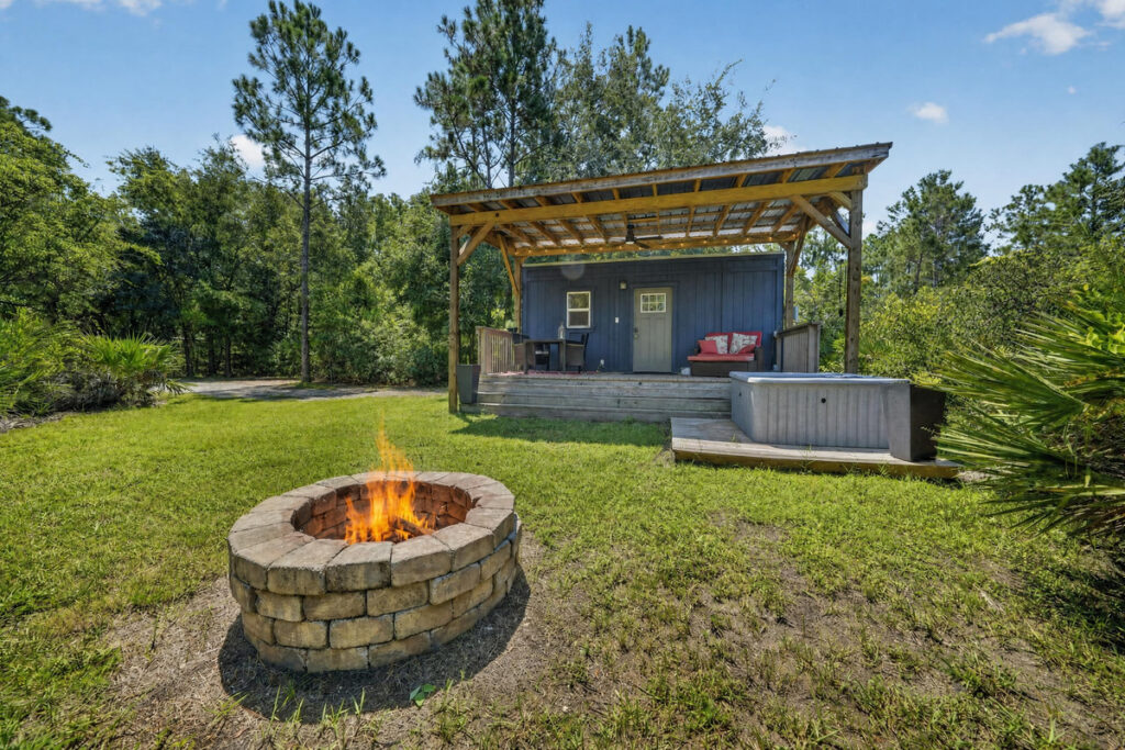 Fire pit in the yard. Bring your own firewood; Publix is about 5 minutes away.